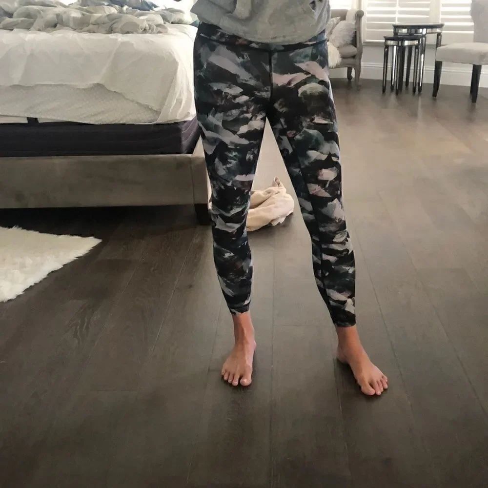 Lululemon patterned luon workout pants sz 4